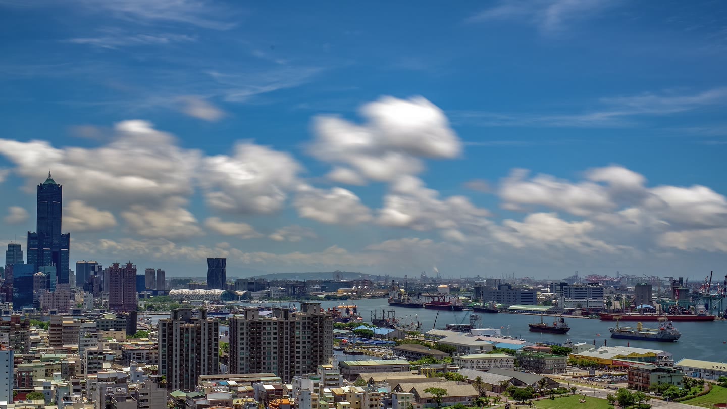 高雄港灣與市區天際線。