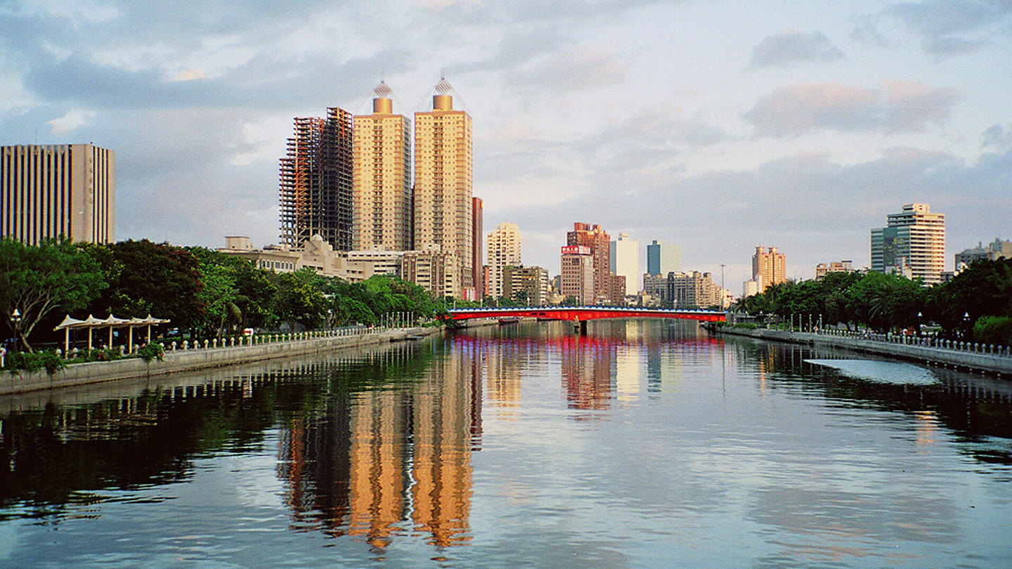 高雄愛河兩岸的城市景觀與水面倒影。