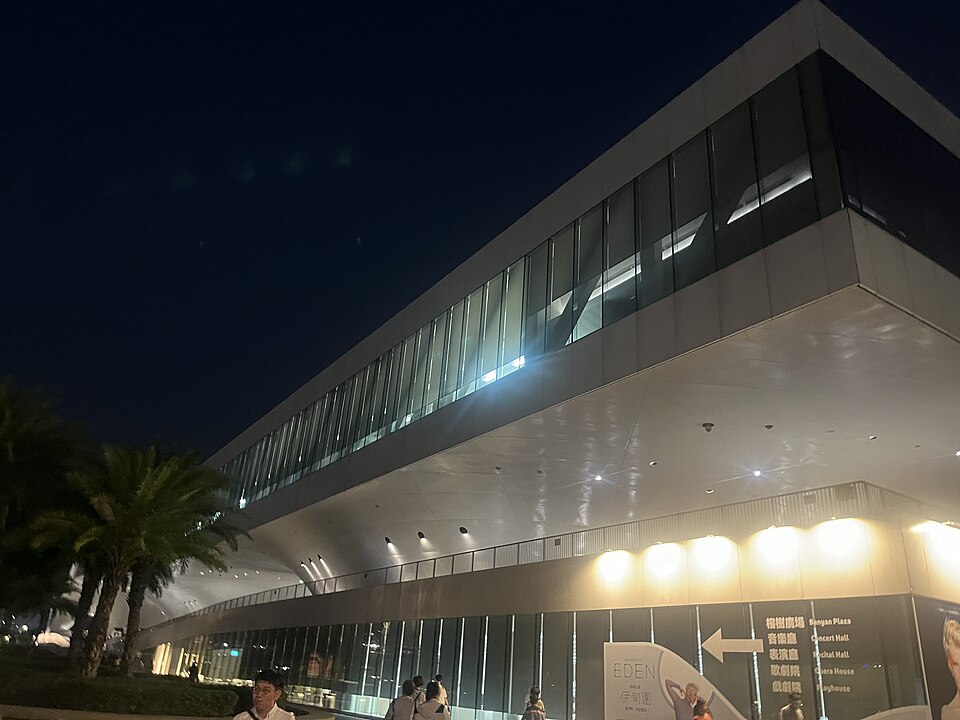 夜間的衛武營國家藝術文化中心外觀。